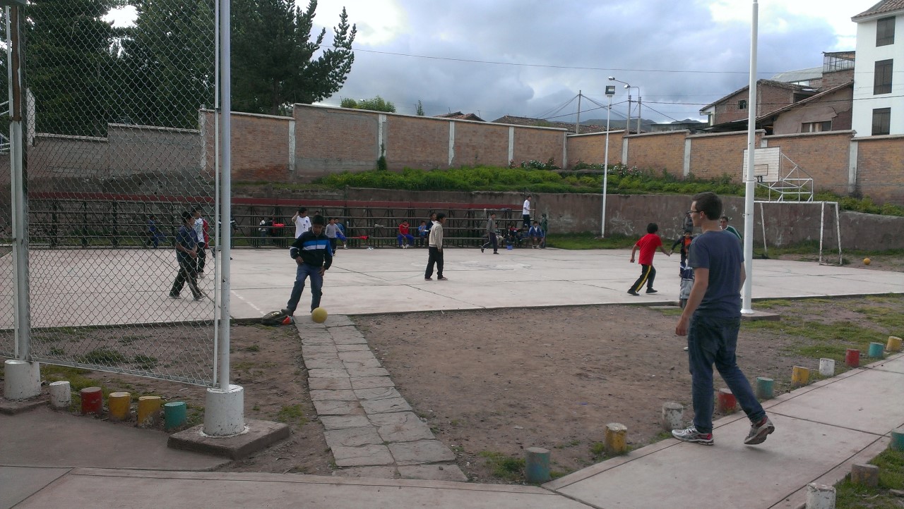 Het voetbalveld binnen het weeshuis.
